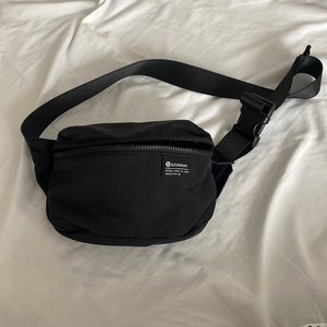 Lululemon Clean lines belt bag in black